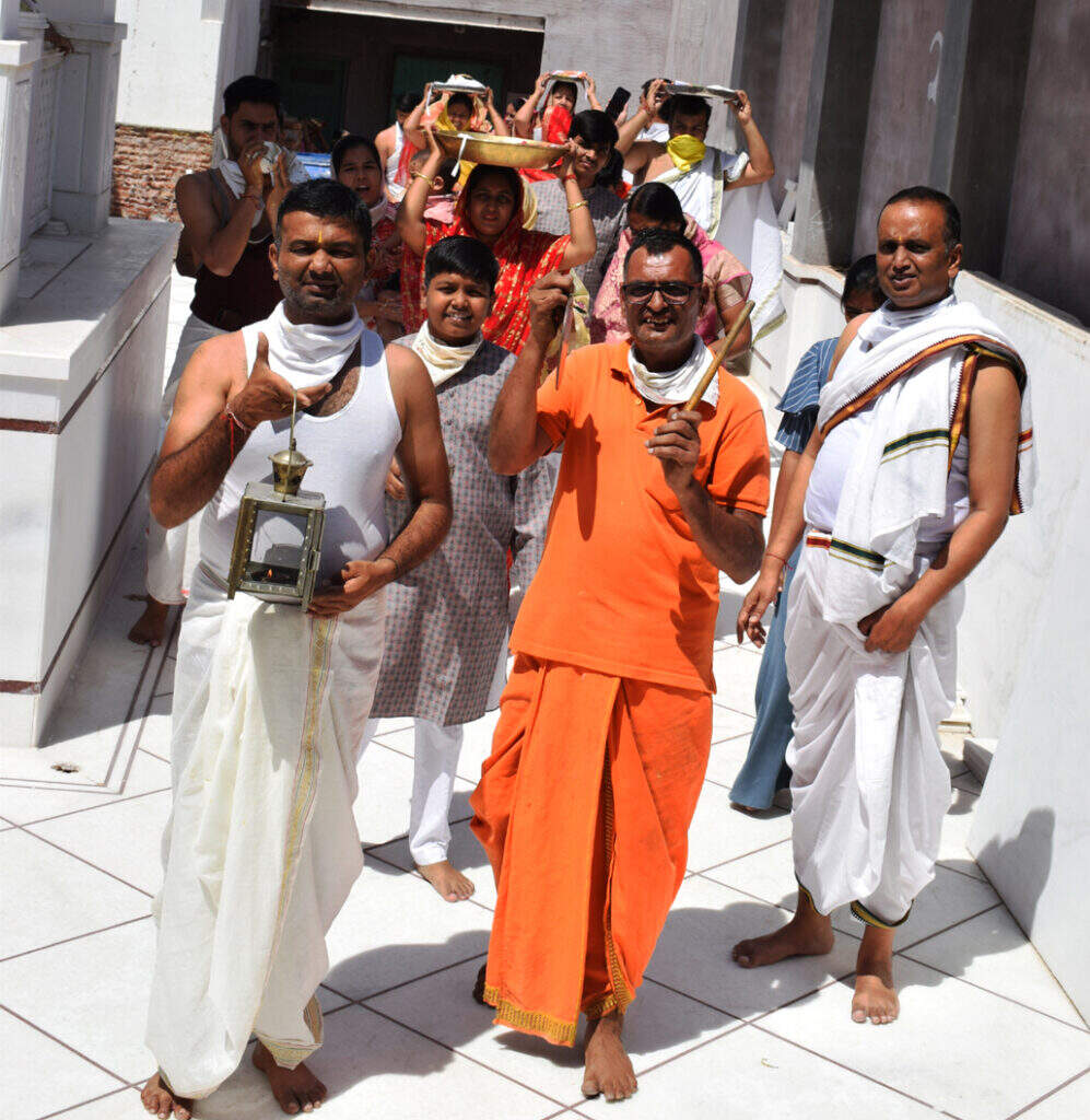 भगवान महावीर जयंती : भक्तामर पाठ, पक्षाल-चंदन पूजा, अहिंसा रैली, ध्वजा चढ़ाई