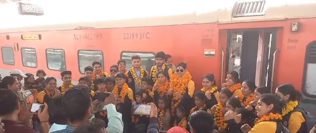 Welcome Champions : बीकानेर के 56 कूडोकाजो ने 91 मैडल जीते, कोच प्रीतम सेन सहित विजेताओं को मालाओं से लादा