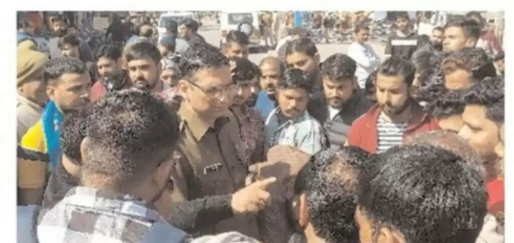 आरोप : पुलिस-आबकारी अधिकारियों ने एकबारगी ठेका बंद करवाया, 24 घंटे में फिर वही हालात