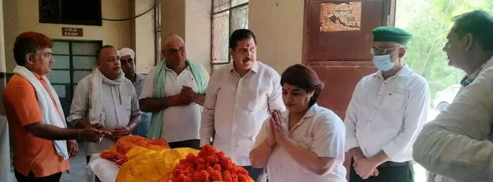 प्राचार्य डॉ. गुंजन सोनी ने पुष्प अर्पित की दी श्रद्धांजलि