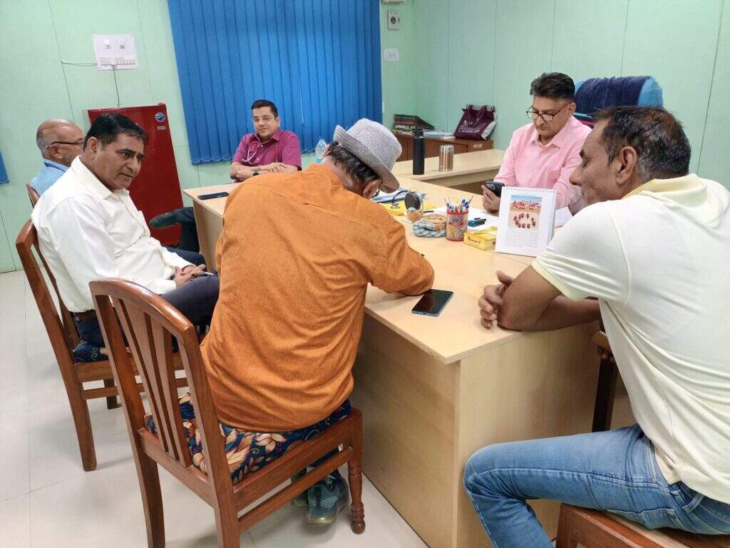 आरोप: बच्चे को उठा रहा था शख्स, मां जागी तो छोड़ भागा, बेहोश हो गई मां