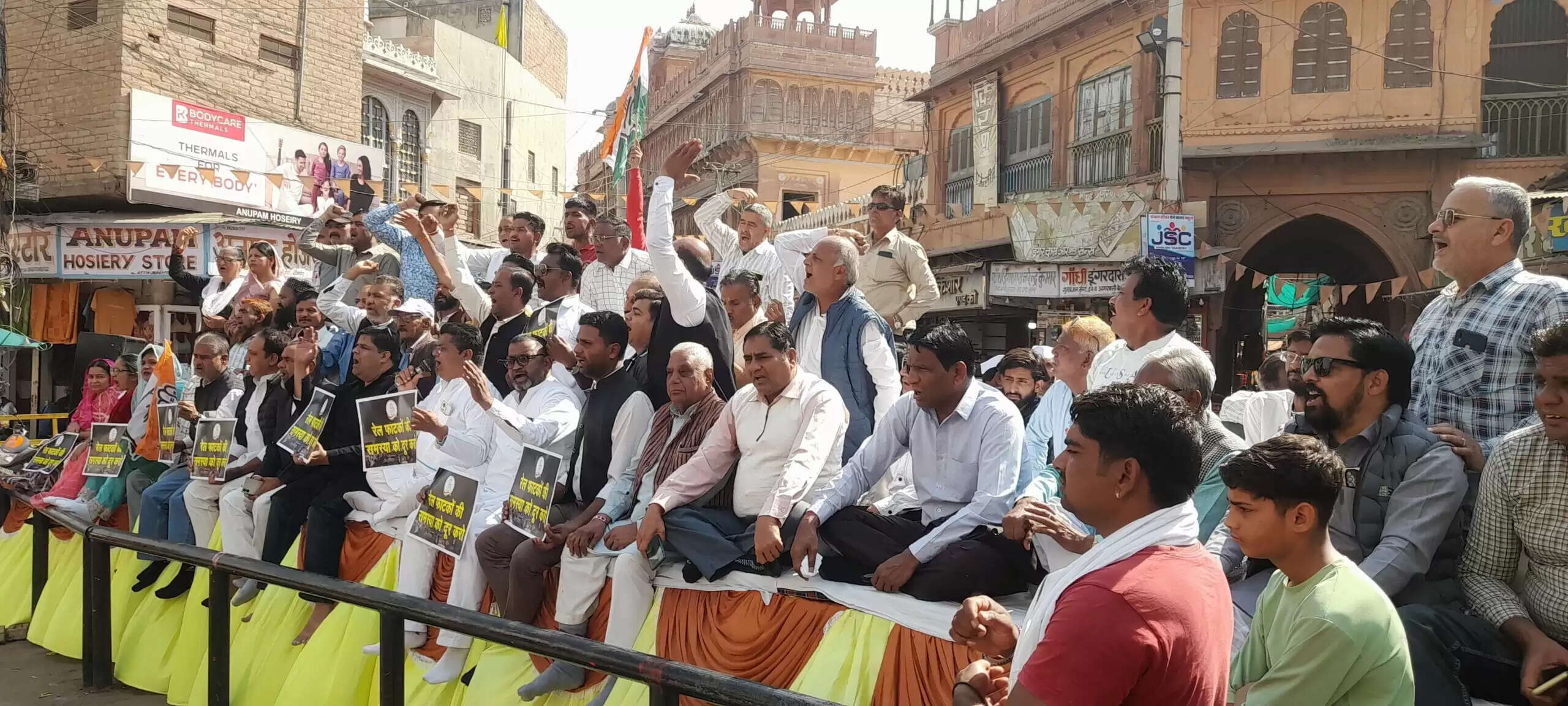 Bikaner : विपक्ष के तेवर में आई कांग्रेस ने कोटगेट पर धरना देकर अंडरपास का मुद्दा उठाया