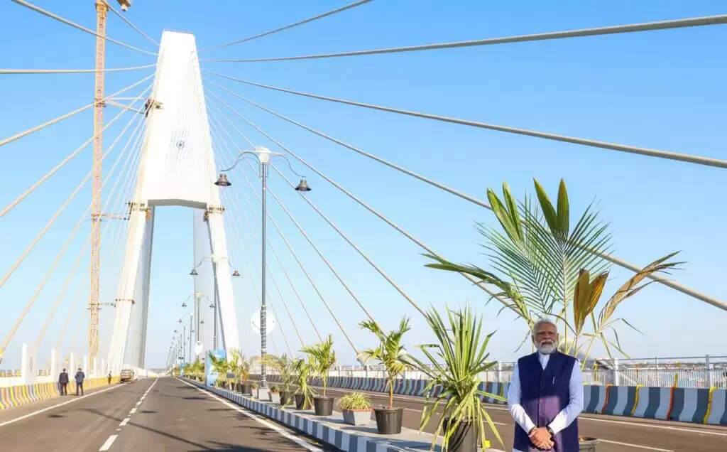 प्रधानमंत्री ने गुजरात में ओखा मुख्य भूमि और बेयट द्वारका द्वीप को जोड़ने वाले सुदर्शन सेतु का उद्घाटन किया