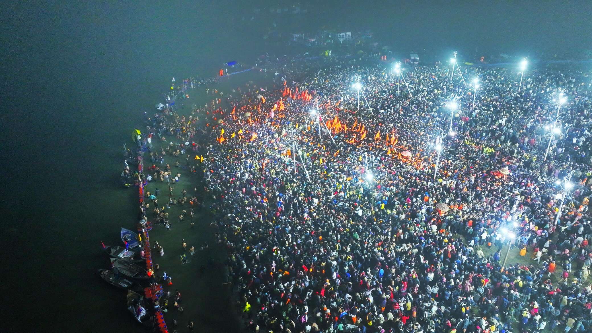 महाकुंभ 2025 : सबसे पहले महानिर्वाणी अखाड़ा ने किया स्नान, देखे महाकुंभ की कुछ खास झलकियां