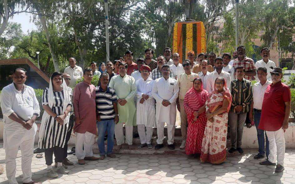 गांधी-शास्त्री जीवन के मार्गदर्शक, युगपुरुष के रूप में पूजनीय : यशपाल गहलोत