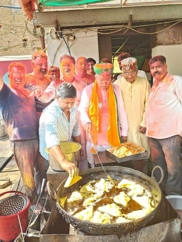सीएम भजनलाल ने की पत्नी संग मस्ती, अर्जुनराम ने पकौड़े तले