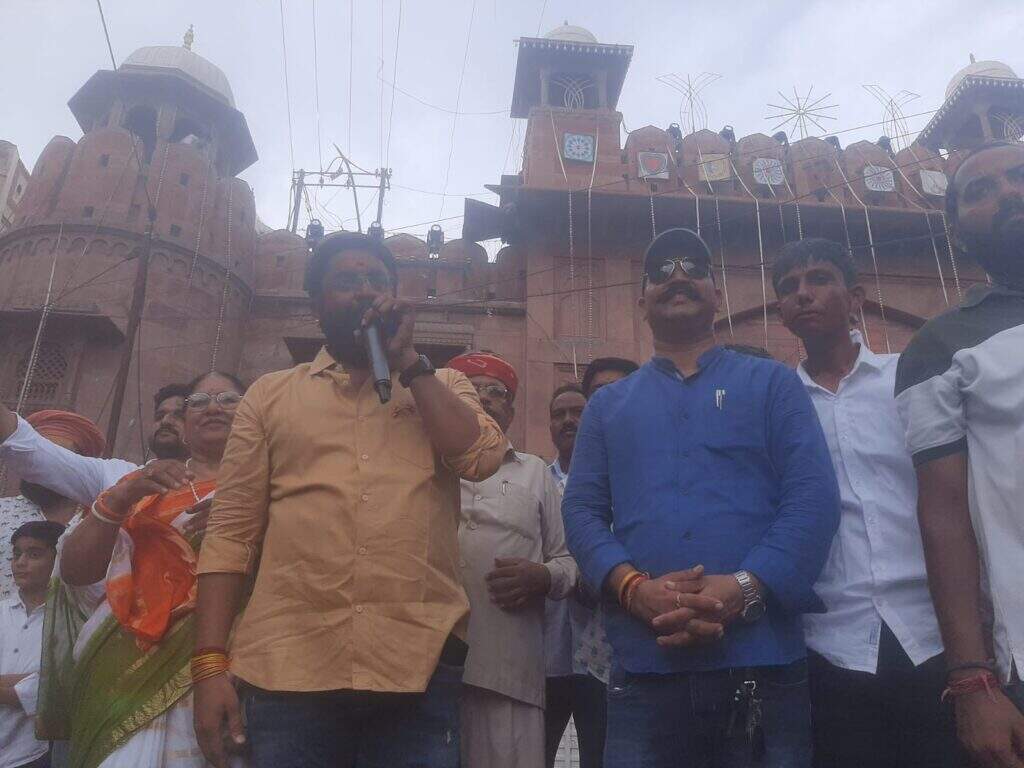 Bikaner : अनूठा तिरंगा उत्सव, एक किमी लंबा तिरंगा थाम हजारों सड़क पर उतरे