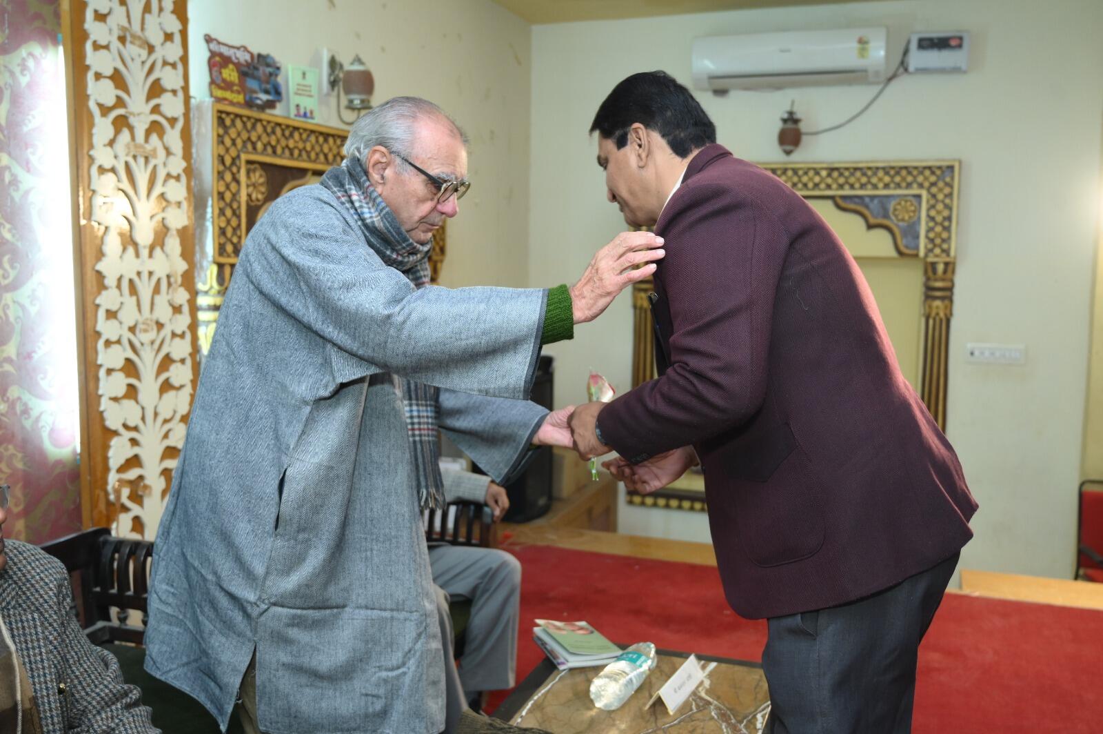 शीन काफ निजाम ने खास अंदाज में गालिब के संदर्भों से डॉ.नंदकिशोर होने के मायने समझाये, दाद और तालियाँ