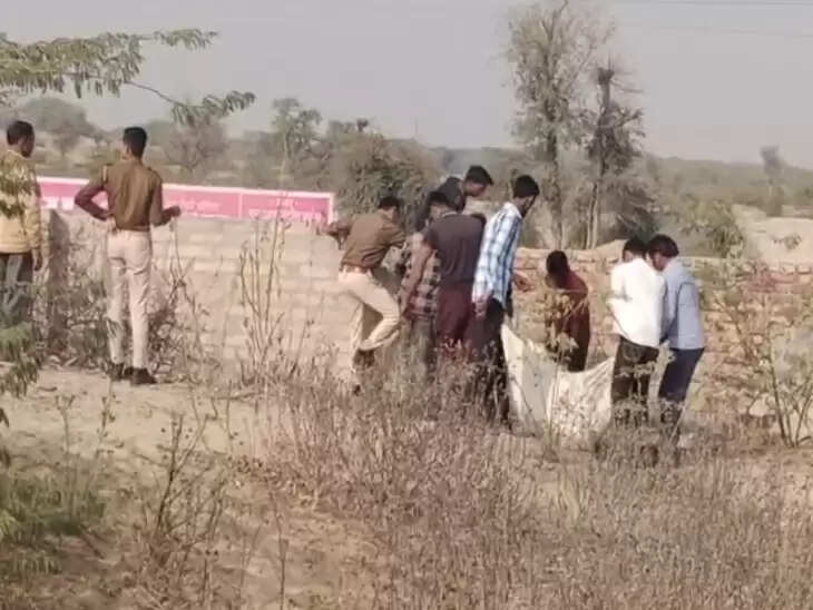 शव मिट्टी में दबा हुआ मिला