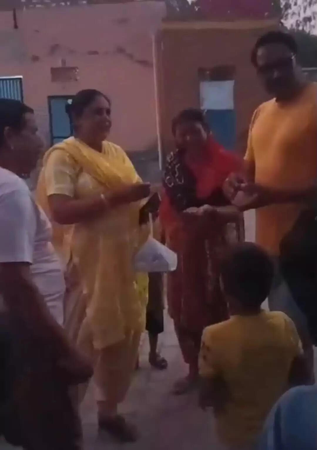 Vocal for Local : मंत्री मेघवाल ने फुलझड़ियां चलाई, जेठानंद ने दीपक खरीदे, सुरेन्द्रसिंह ने दीये बनाये, किशोर दीपक बांटने गये