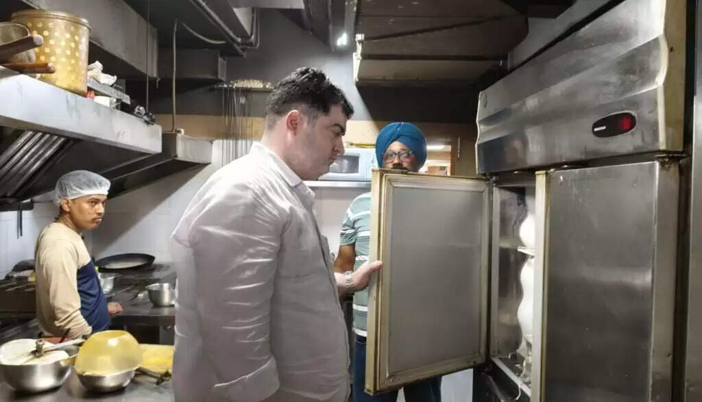 मिलावट की आशंका: पाव भाजी की ग्रेवी से लेकर गुलाब जामुन तक के सैंपल लिये