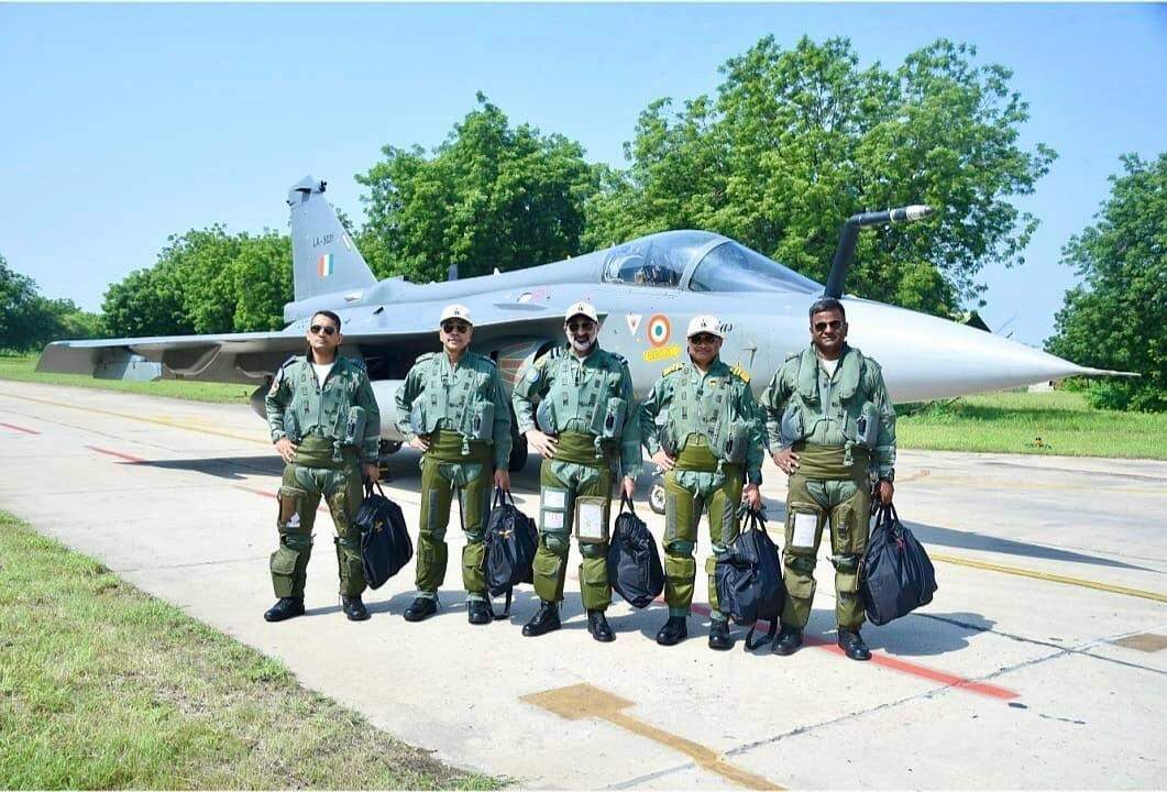 Historic Flight : थल सेना, नौसेना, वायु सेना के उप प्रमुखों ने स्वदेश निर्मित तेजस में उड़ान भरी