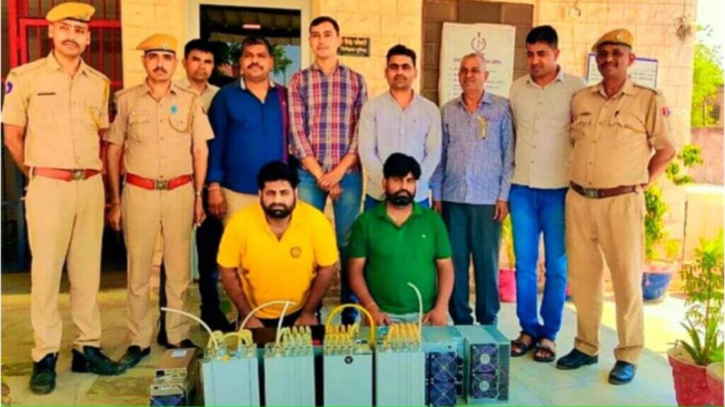 लुटेरों से क़रीब 30 लाख़ रुपए कीमत की 12 बिटकॉइन मशीने और एक लैपटॉप बरामद