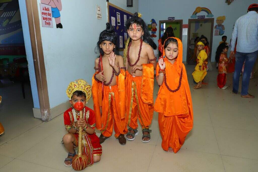 छोटे बच्चों ने धरे देवी दुर्गा के नौ रूप, "रामायण के चरित्र" को दर्शाया