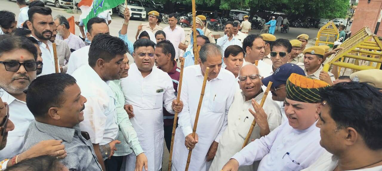 Bikaner : नेता बोले-गांधी के रास्ते चलते हैं, भगतसिंह, मंगल पांडे बनना भी जानते हैं