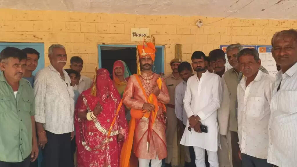 ब्याह के बाद बधावे के गीत सीधे पोलिंग बूथ पर, 100 पार की दादी पीढ़ियों को साथ ले वोट देने पहुंची