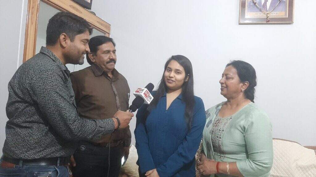 बीकानेर के इन एक्सईएन दंपति ने अपने ही घर में पूरे साल धीमी आवाज में बातें की (देखे वीडीयो)