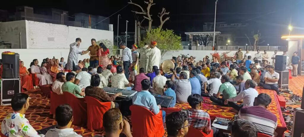 नोखा में होली की रंगत परवान पर, रंग रसिया ग्रुप के लोक गीतों संग थिरके रसिया