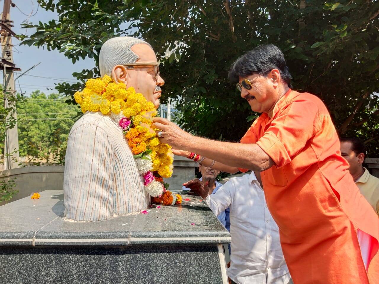 भाजपा नेताओं सहित समाज के सभी तबकों ने तिवाड़ी को पुष्पांजलि अर्पित की