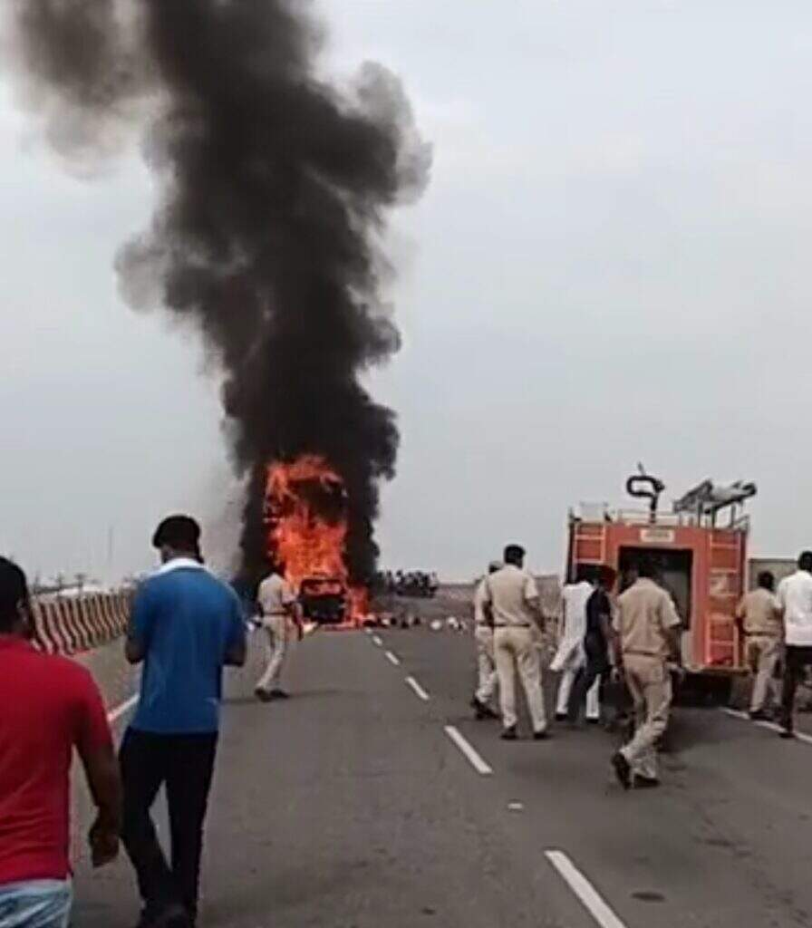 चूरू-सालासर हाईवे : रूई से भरे ट्रक के पीछे कार घुसी, दोनों में आग, दो बच्चों सहित छह जिंदा जल गये