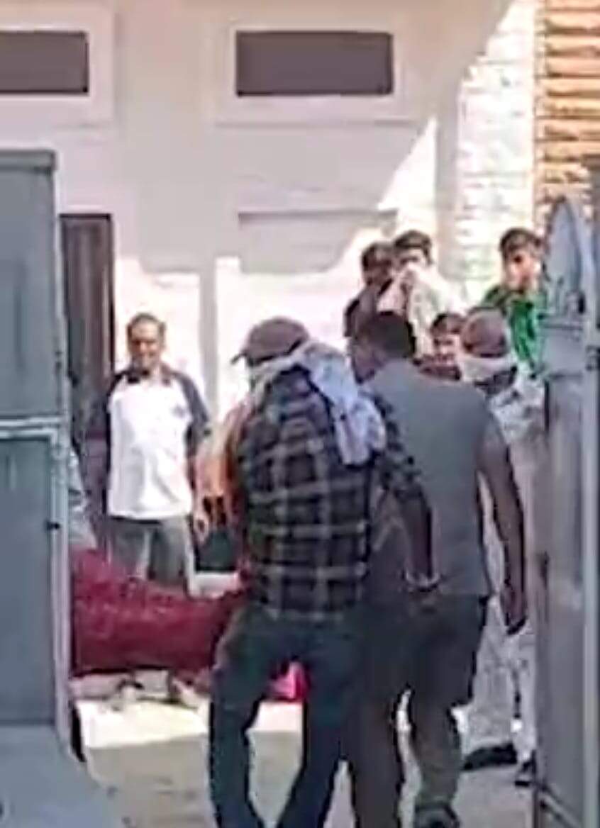 प्लॉट के लिए बच्चे पीटते हैं.. नोट दीवार पर चिपकाकर बुजुर्ग दंपती टंकी में कूद गए