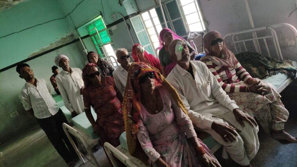 आंखों में खुशी की चमक : ऑप्थेल्मोलोजी के प्रोफेसर डा.अनिल चौहान ने एक दिन में 103 ऑपरेशन किये