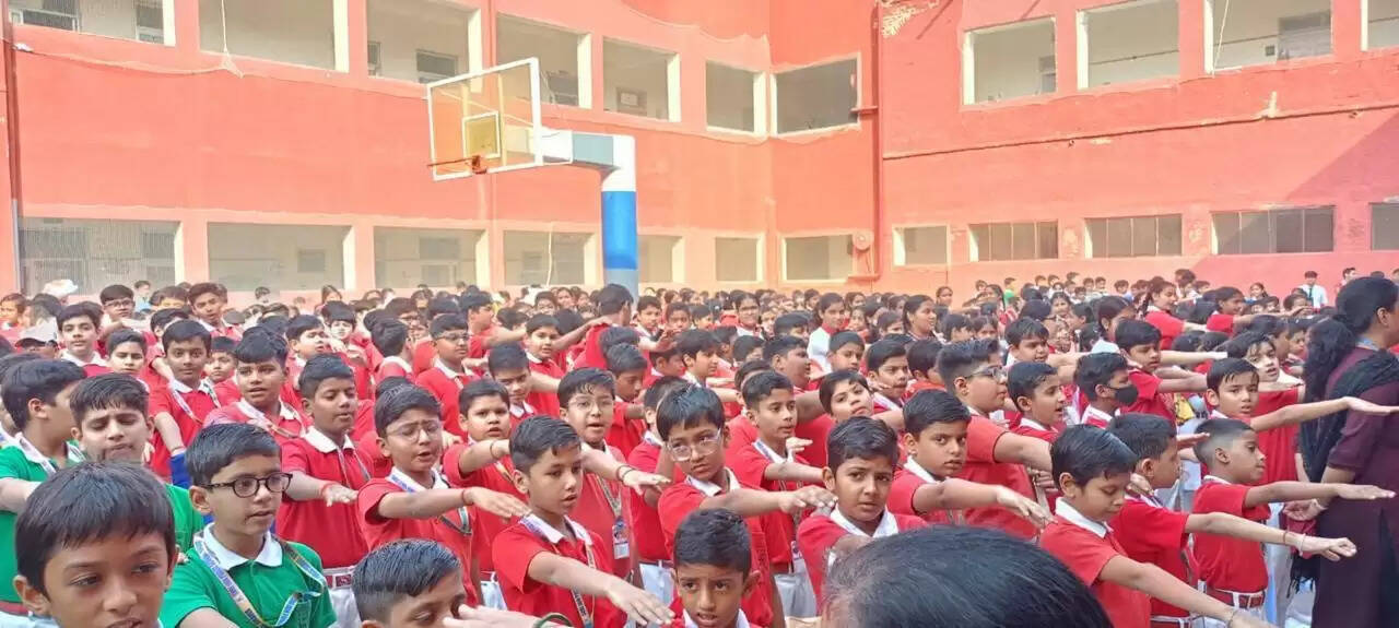 Bikaner : महावीर इंटरनेशनल ने जैन पब्लिक स्कूल में बच्चों को थमाई "कपड़े की थैली"