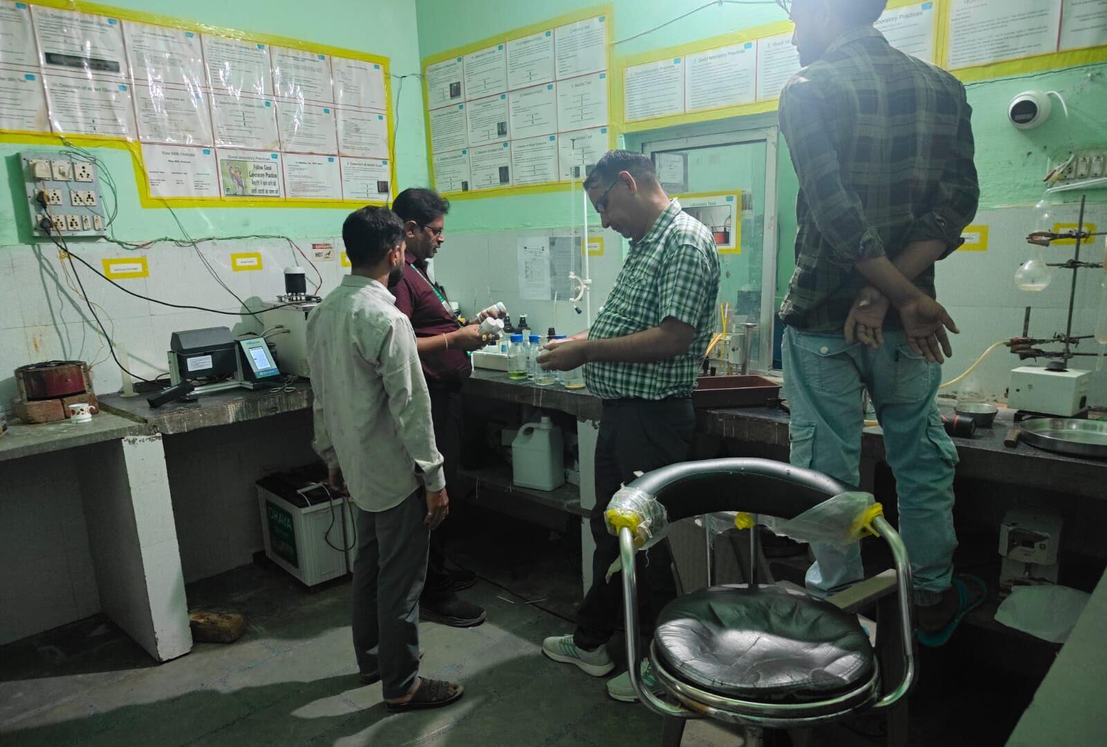 Bikaner : ब्रांड को बख्शने के आरोपों से घिर रहे स्वास्थ्य विभाग ने मिठाई-नमकीन की बड़ी दुकानों पर छापामारी की