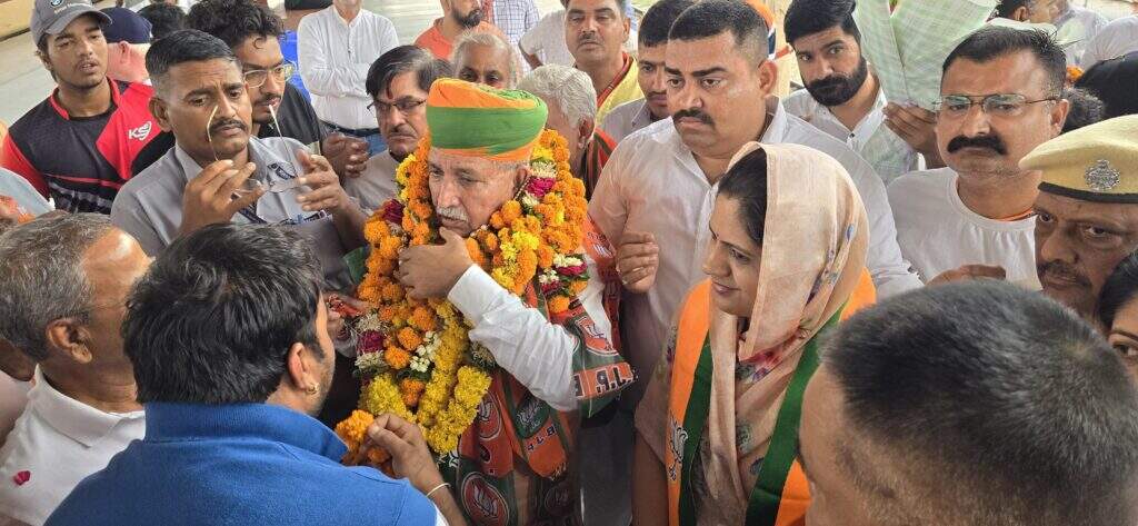 तीसरी बार मोदी सरकार में मंत्री बनने के बाद पहली बार बीकानेर आये अर्जुनराम ने ट्रेन से उतरते ही योग किया