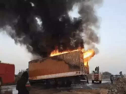 Accident : Bikaner से Nagaur के बीच ट्रेलर-कंटेनर भिड़े, दोनों ड्राइवर जिंदा जले