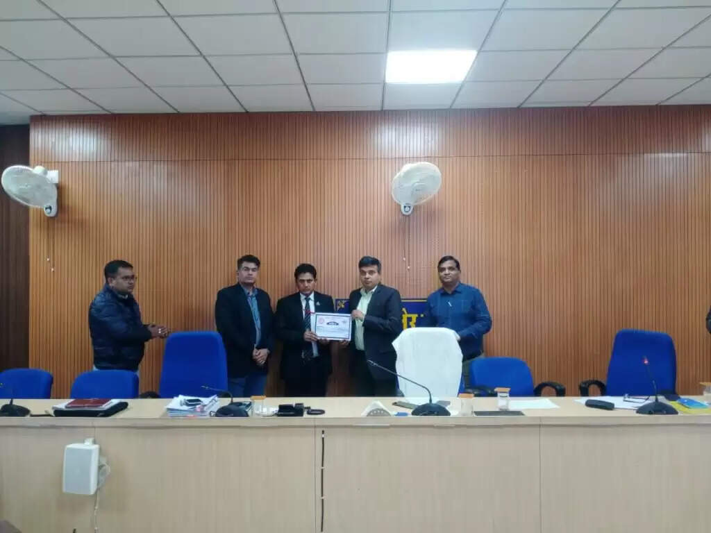 Bikaner Railway Award : सीटीआई बुनकर ने चिंगारियां देखी, ट्रेन रुकवाई और बड़े हादसे से बचा लिया