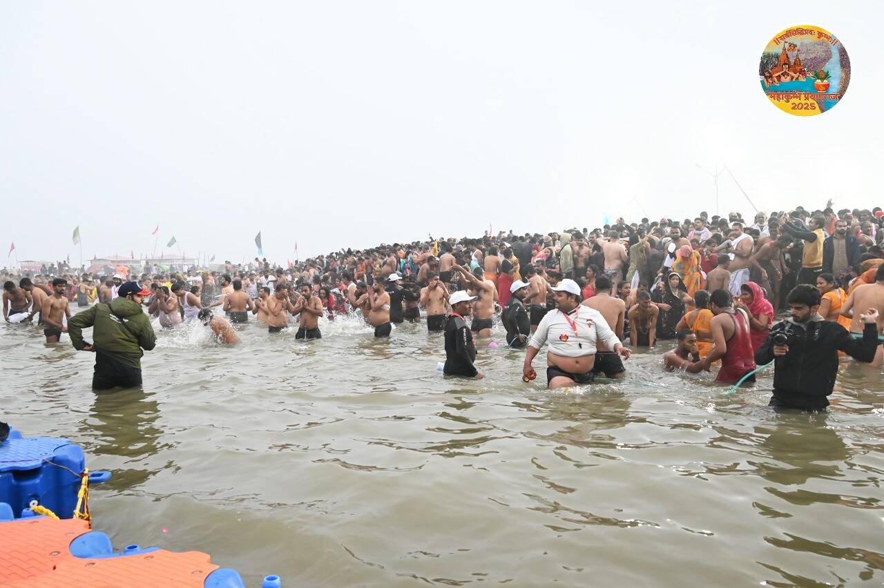 महाकुंभ 2025 : सबसे पहले महानिर्वाणी अखाड़ा ने किया स्नान, देखे महाकुंभ की कुछ खास झलकियां