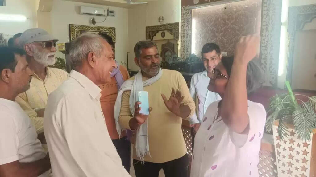जलदाय विभाग द्वारा बनाई जा रही टंकी को देखा, कार्य की गुणवत्ता के बारे में जाना