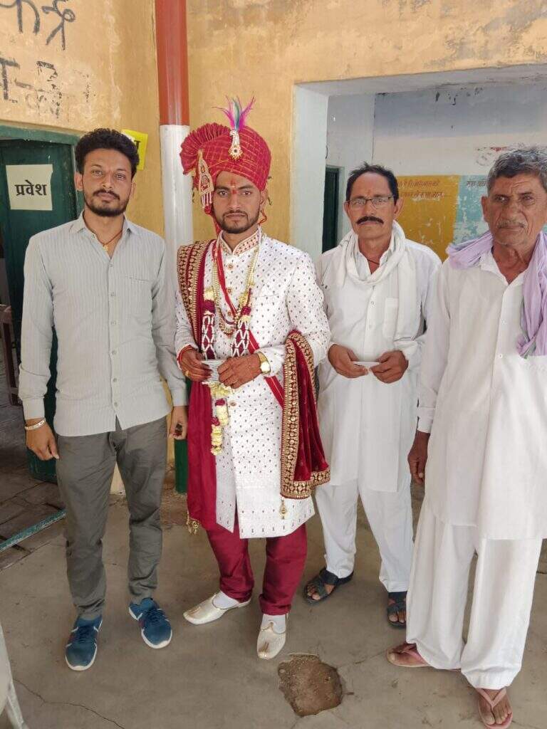 ब्याह के बाद बधावे के गीत सीधे पोलिंग बूथ पर, 100 पार की दादी पीढ़ियों को साथ ले वोट देने पहुंची