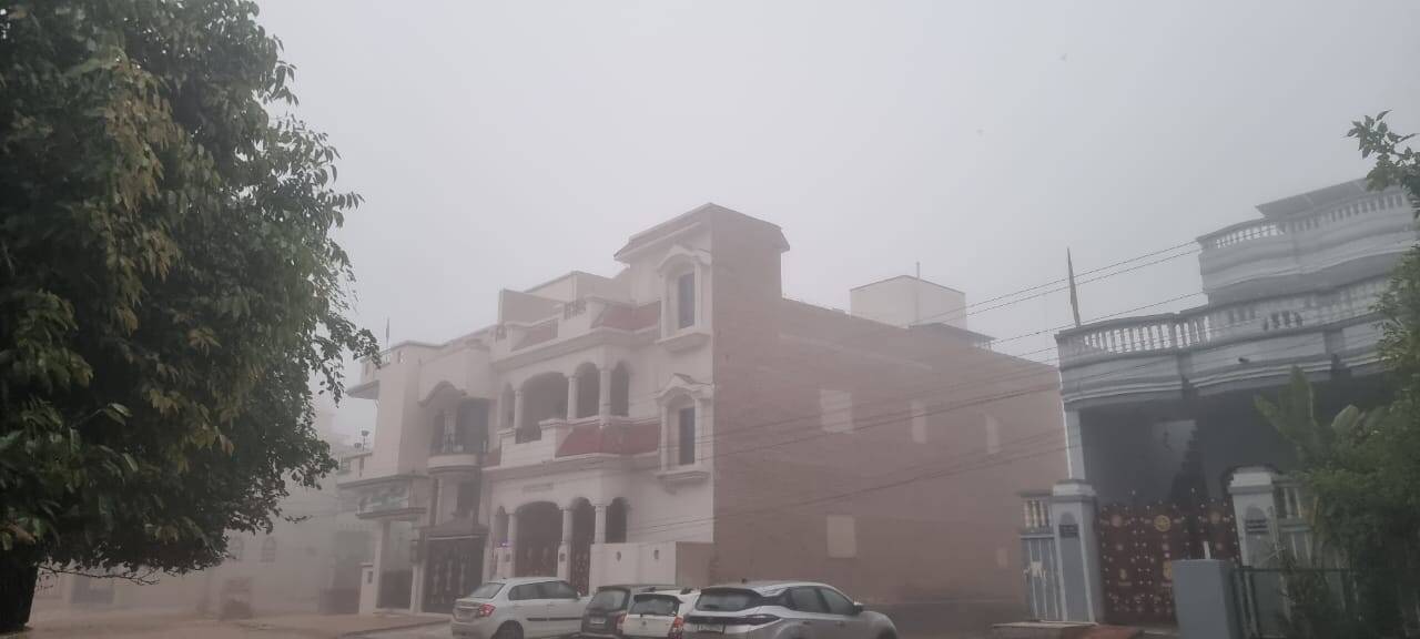 मौसम : कोहरे में लिपटा शुरू हुआ मंगलवार, कड़ाके की ठंड, गलन भी