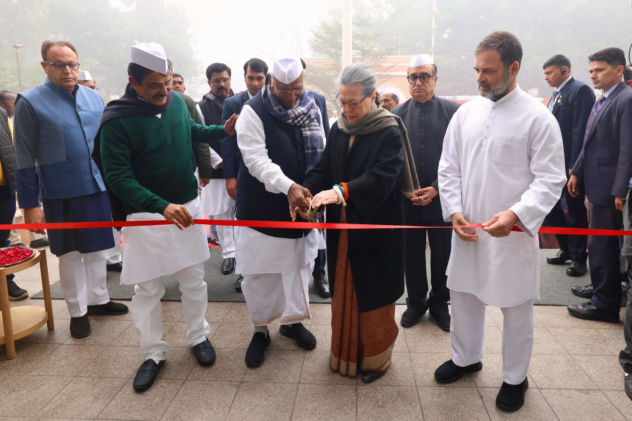 Indira Gandhi Bhavan : दीनदयाल उपाध्याय मार्ग की बजाय फिरोजशाह कोटला मार्ग पर कांग्रेस मुख्यालय का दरवाजा