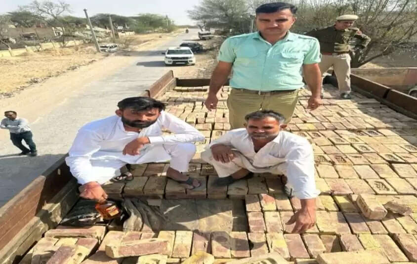 शराब के 840 कार्टून ईंटो के नीचे छिपा रखे