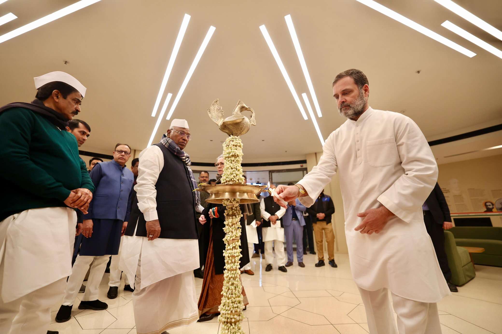 Indira Gandhi Bhavan : दीनदयाल उपाध्याय मार्ग की बजाय फिरोजशाह कोटला मार्ग पर कांग्रेस मुख्यालय का दरवाजा