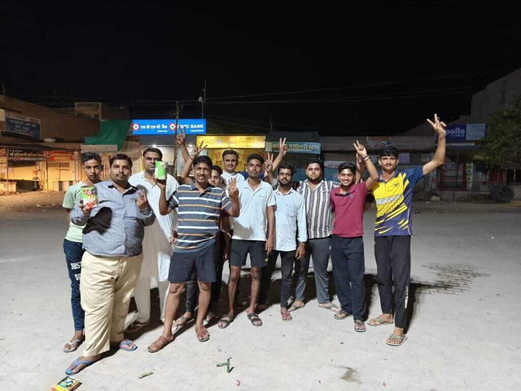 युवाओं ने देर रात की आतिशबाज़ी, वन्दे मातरम के जयघोष के साथ निकाली बाइक रैली