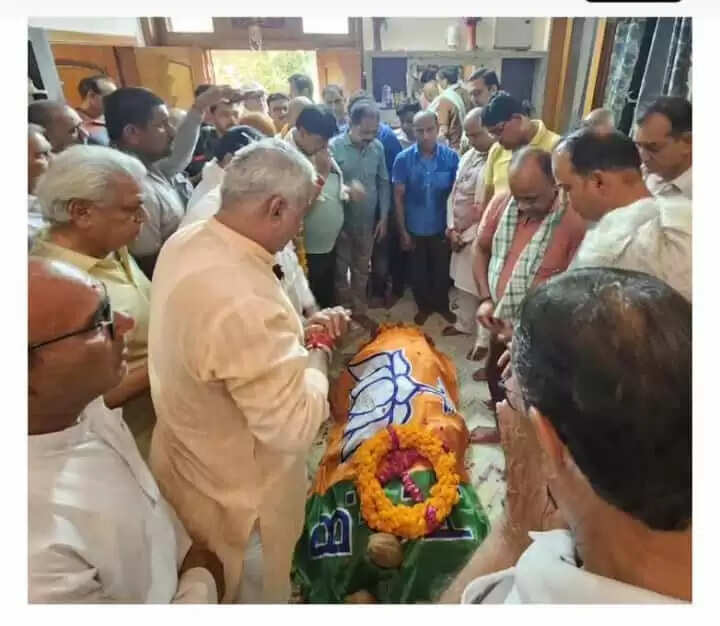 ओम आचार्य की अंतिम यात्रा में सैकड़ों उमड़े, भाजपा का झंडा ओढ विदा हुआ पार्टी का सेनानी