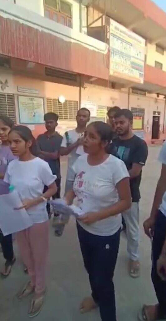Rajasthan News : एक सेंटर पर पेपर बंटते ही लेकर निकले परीक्षार्थी, हंगामा हुआ