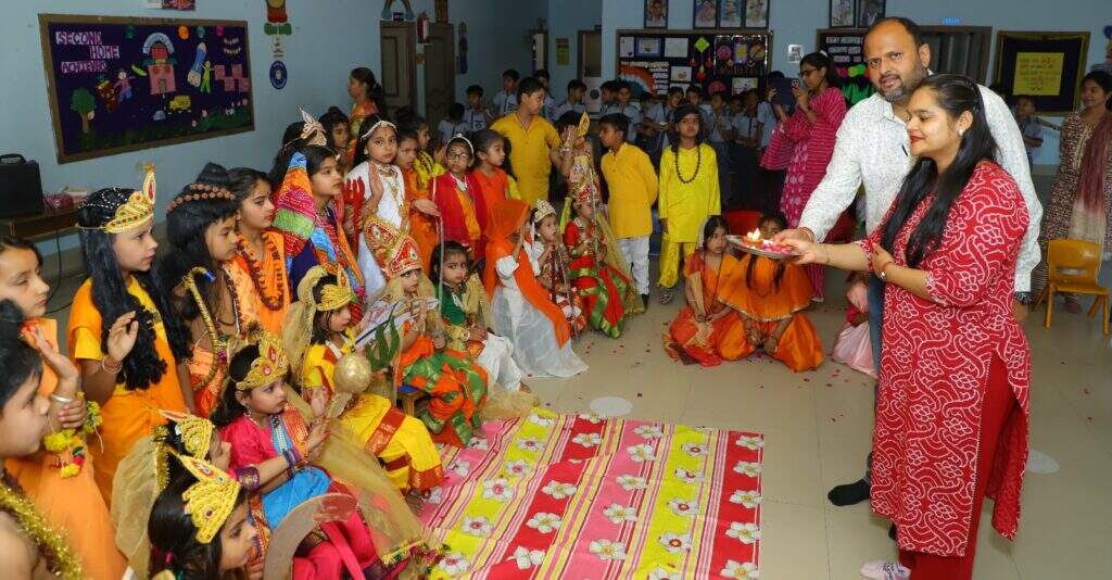 छोटे बच्चों ने धरे देवी दुर्गा के नौ रूप, "रामायण के चरित्र" को दर्शाया