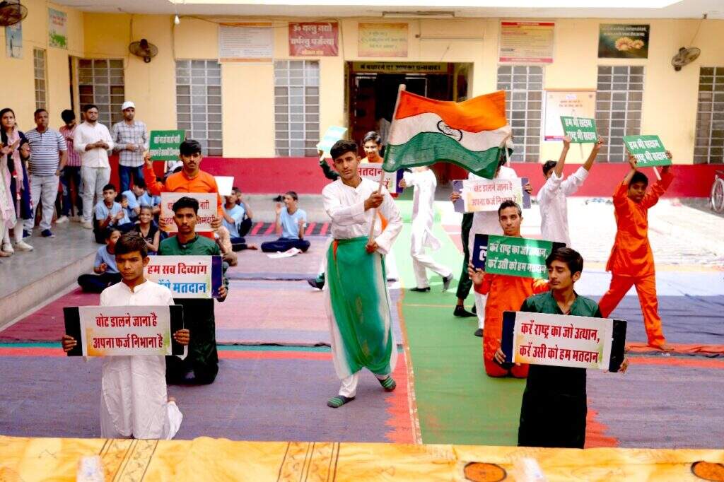 बच्चों ने नृत्य कर व रंगोली सजाकर लोकसभा चुनाव में शत-प्रतिशत मतदान की अपील की