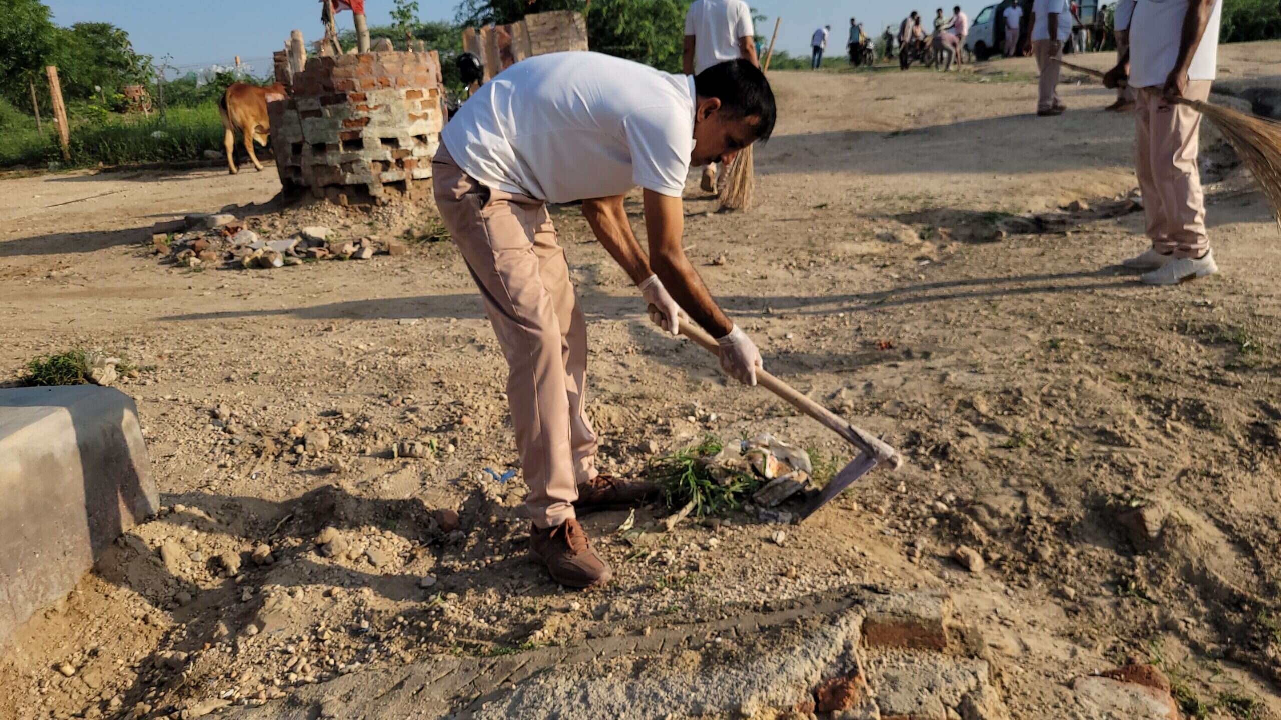 जिला कलेक्टर के नेतृत्व में जुटे अधिकारी व शहरवासी
