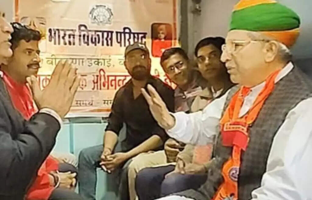 यात्रा के दौरान अर्जुन राम मेघवाल ने फूड पैकेट किये वितरित