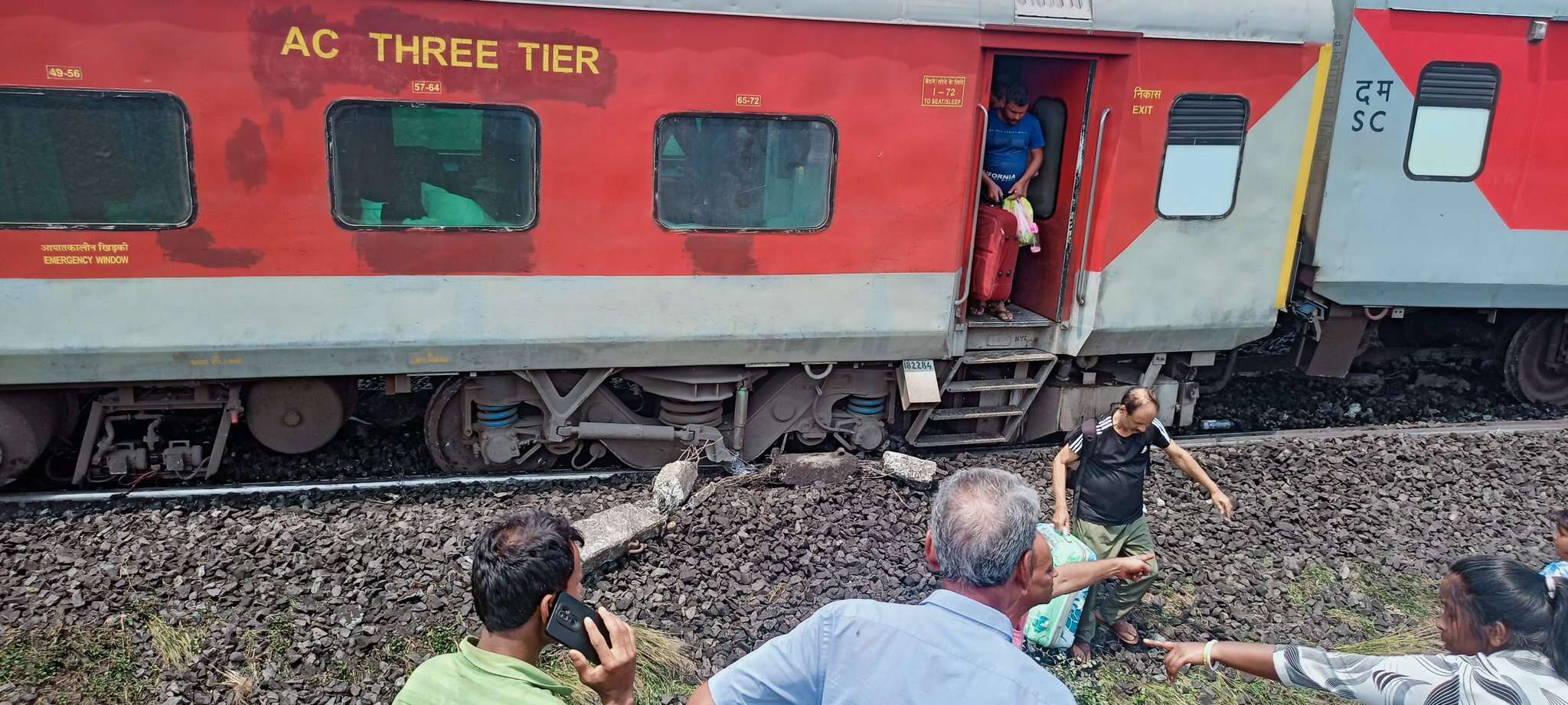 Train Accident : बेंगलुरु-कामाख्या एक्सप्रेस के 11 AC कोच पटरी से उतरे, घायलों-मृतकों की संख्या बढ़ सकती है