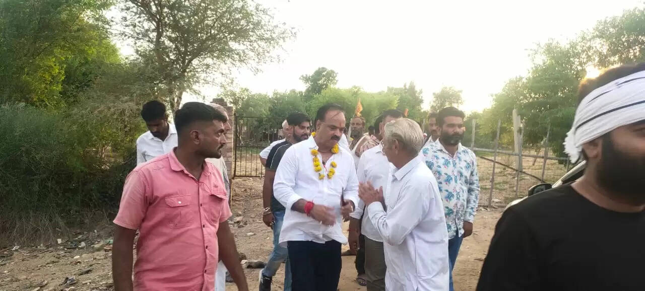 पाल टूटने से बस्ती में भर गया था पानी, उप महापौर पंवार निगम की टीम लेकर पहुंचे