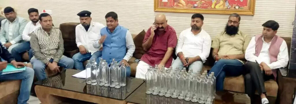 सीएम के आदेशों की बीकानेर में पालना : भाजपा नेता महावीर रांका ने सरकारी दफ्तरों में कांच की 2100 बोतलों का किया वितरण