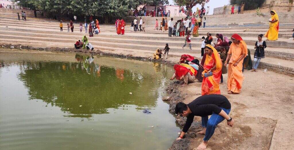 श्रद्धालुओं ने शीतला माता के धोक लगा, बासेड़ा का भोग लगाया
