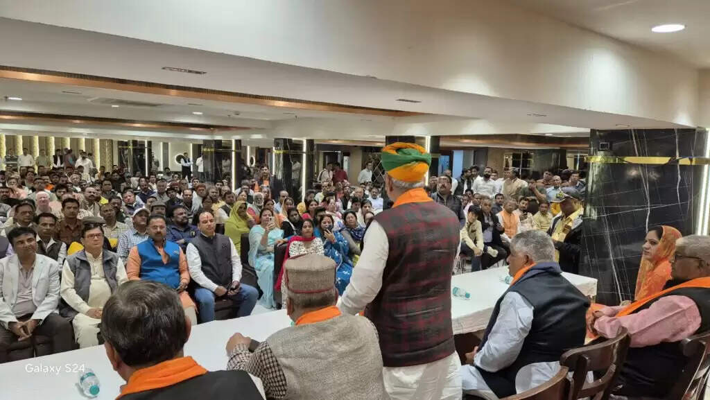अर्जुन बोले, भाजपा का प्रत्याशी कमल का फूल और आज भाजपा परिवार ने कमल कार्यालय का उद्घाटन किया है